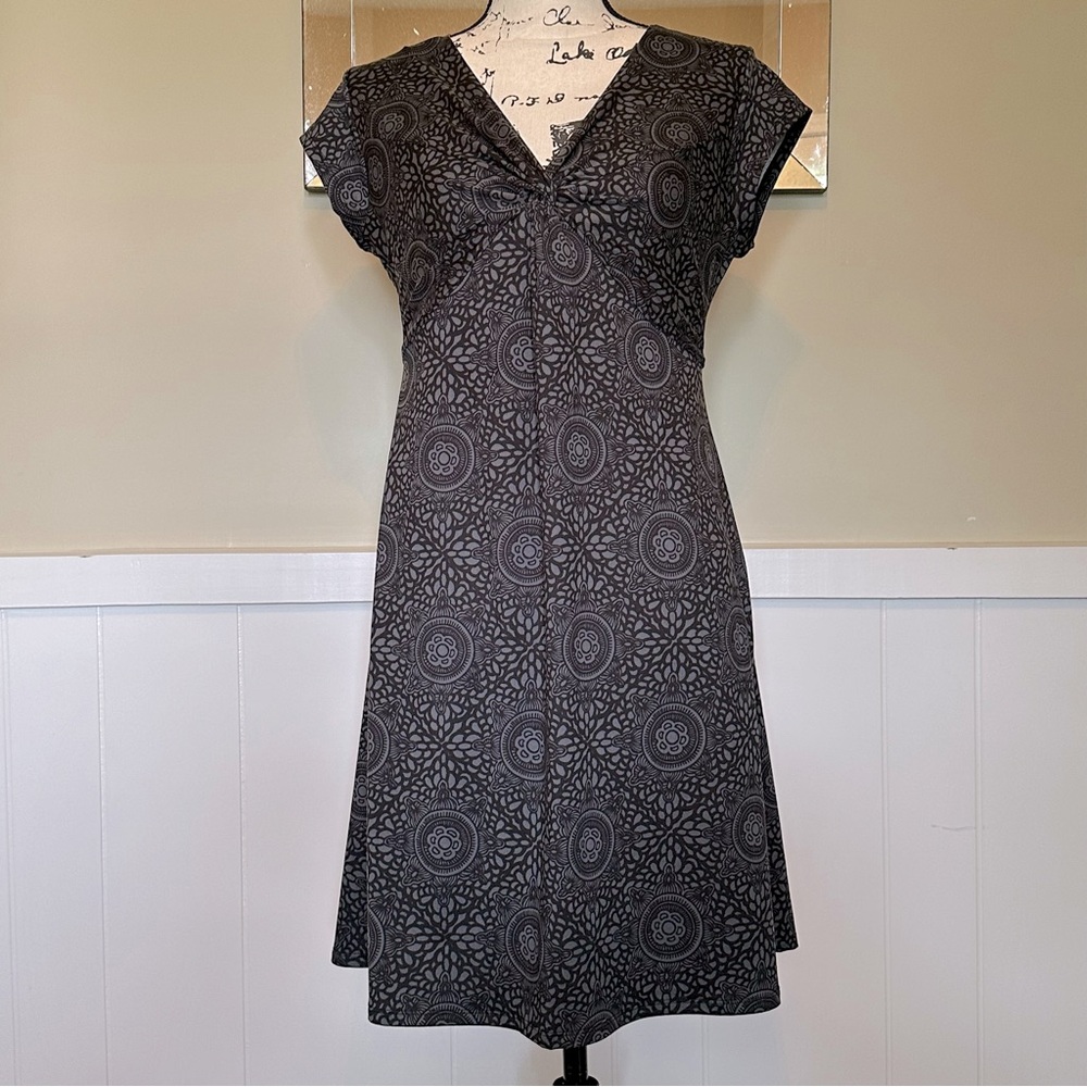 SOY BU Sport women's medium gray/black dress NWOT